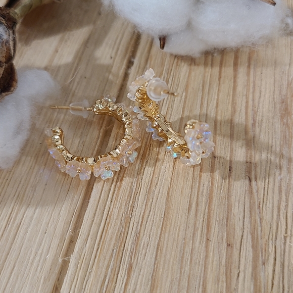 🌼🌼NEW🌼🌼VERY PRETTY!! Irridecent Flower Hoop Earrings in GOLD - Picture 5 of 16